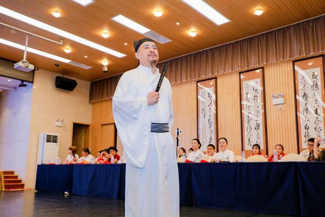 “翁城李白”朱海文。